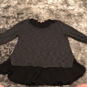 Blouse with ruffled bottom.